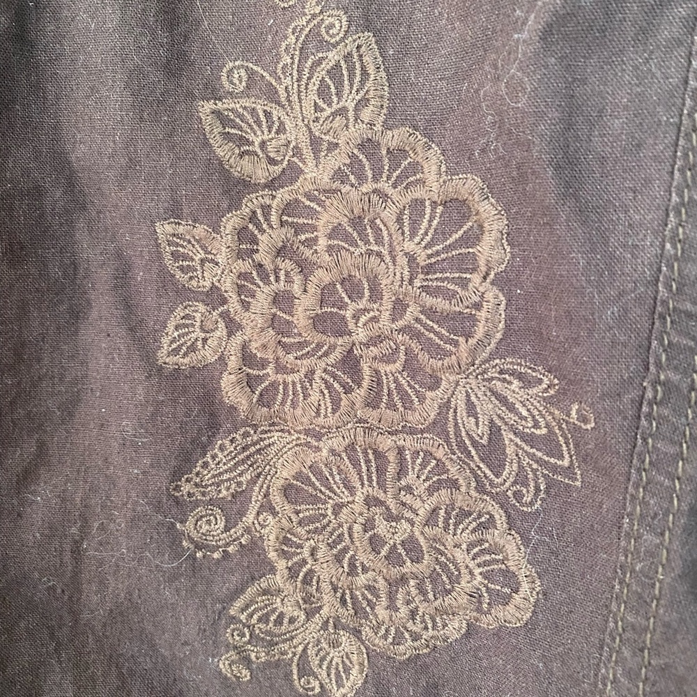 Tropical capris/peddle pushers with embroidered flower